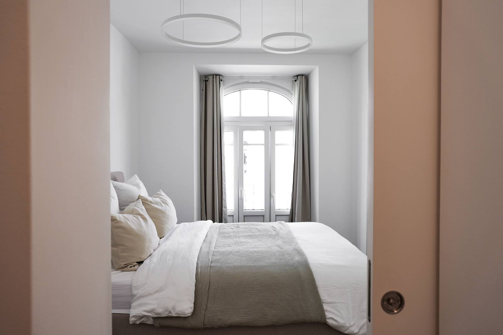 Quarto principal com janela em arco e varandim, apartamento Picoas