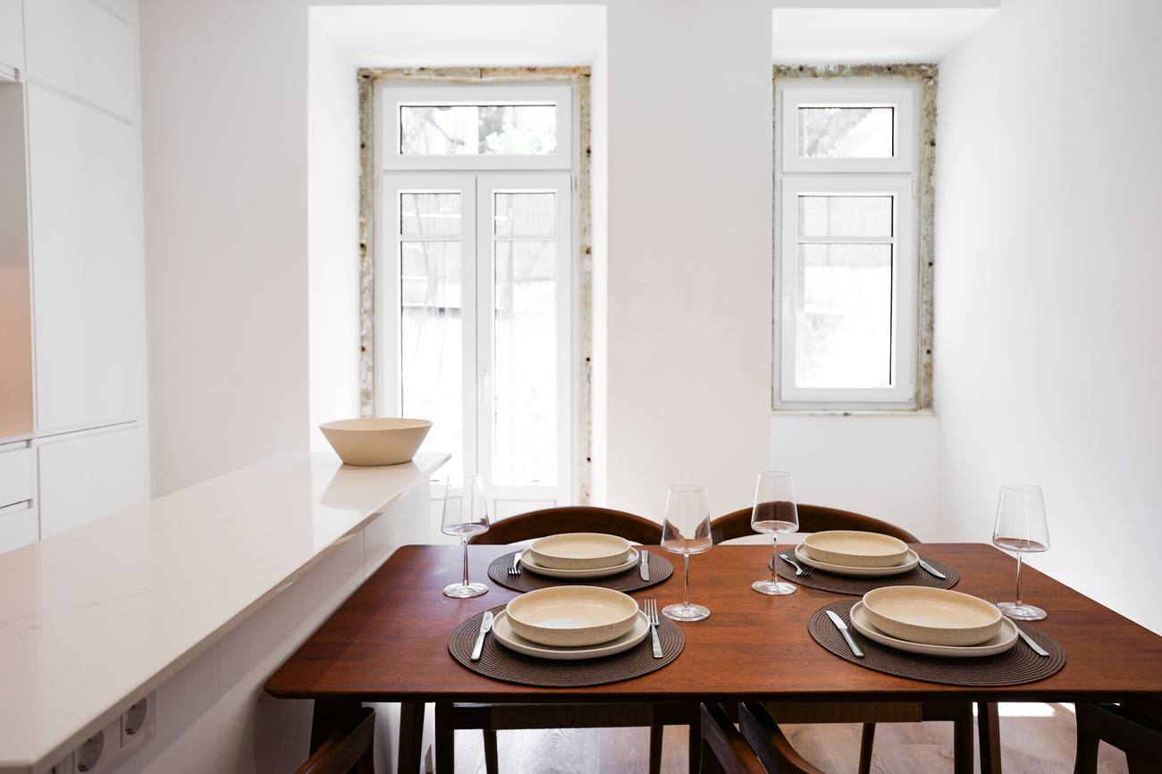 Zona de jantar em open space com a cozinha